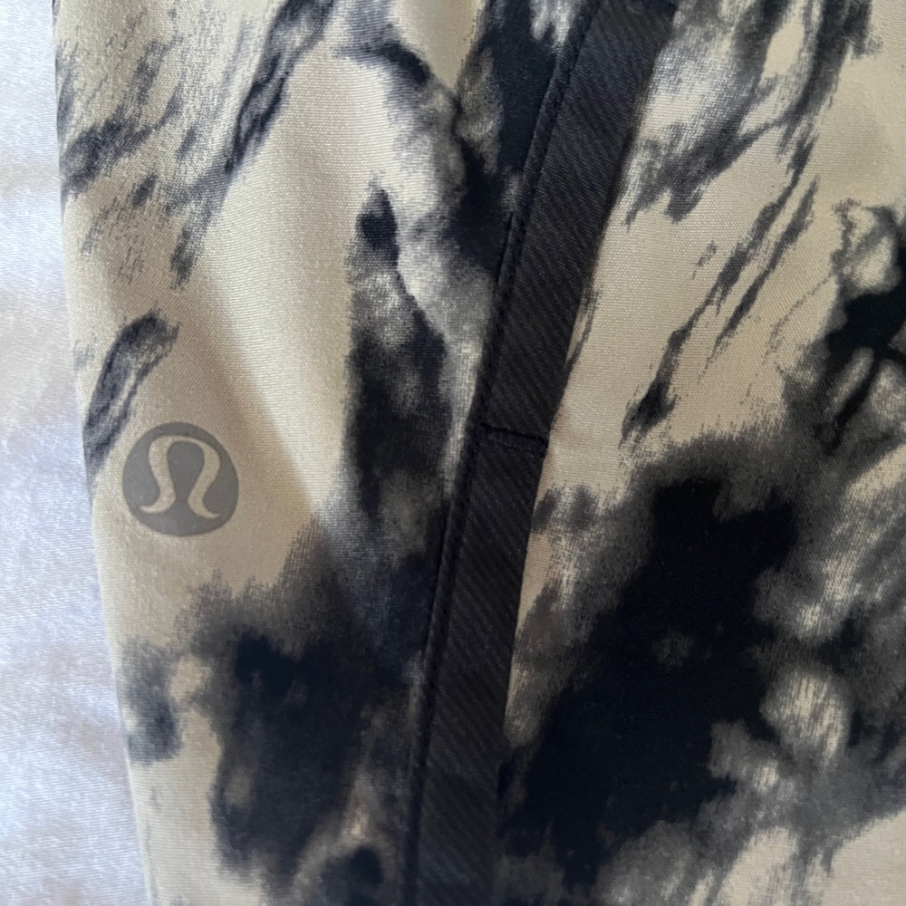 Lululemon Speed Up Shorts - Picture 3 of 5